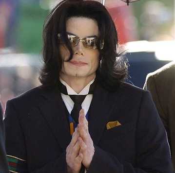 Michael Jackson was injected with a narcotic painkiller shortly before collapsing