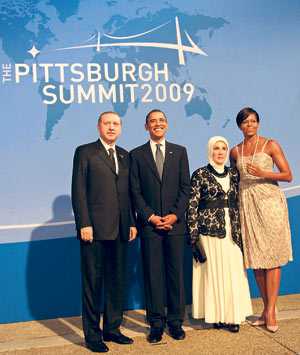 Prime Minister Recep Tayyip Erdoğan attended the G-20 meeting in the US city of Pittsburg with his wife, Emine. The two posed for a photo with US President Barack Obama and his wife, Michelle, ahead of the meeting.