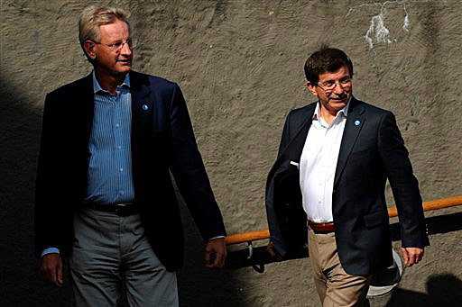 Swedish Foreign Minister Carl Bildt (L) arrives with his Turkish counterpart Ahmet Davutoglu