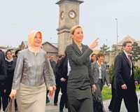 Hayrünnisa Gül (L) and Bettina Wulff, the wife of the German president, visited Kayseri’s historic sites.