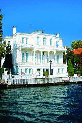 Owning a villa alongside the magnificent Bosphorus in Istanbul is regarded as a 'prestige booster,' while selling a villa may erode such prestige. That's why villa sales alongside the Bosphorus are generally conducted through word-of-mouth. Hürriyet photo