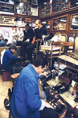 Womanly touch keeps Istanbul shoeshine parlor alive