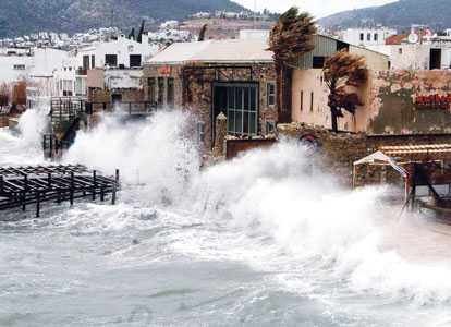 Big waves caused by heavy winds hit the shore on the Bosphorus. DHA photo
