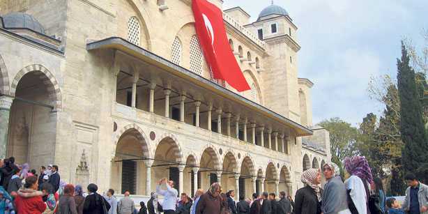 Süleymaniye renovation should not stop at mosque, historian says
