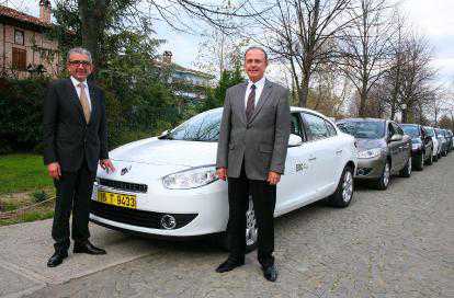Tarık Tunalıoğlu (L), director general of Oyak Renault, and İbrahim Aybar, director general of Renault Mais, present a new automotive technology in the northwestern province of Bursa. AA photo