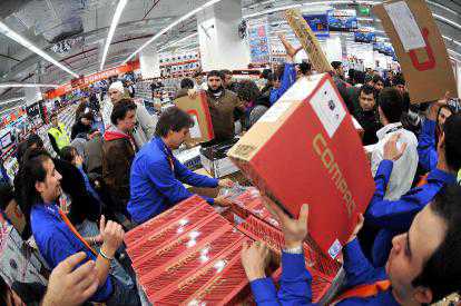 This file photo shows customers at the opening day of a technology shop in central Istanbul. Electronic goods in Turkey are usually imported. Hürriyet photos