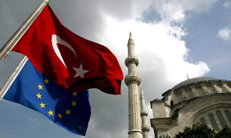 Turkish and EU flags in I 008