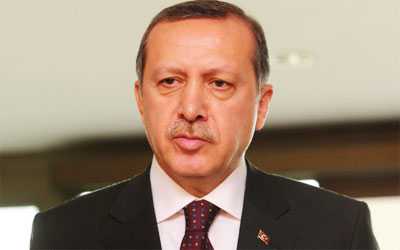 Başbakan Recep Tayyip Erdoğan, Avrupa Birliği'nin (AB) Türkiye'den hava sahası ve limanların açılması talebine ilişkin olarak, ''Eğer eş zamanlı olarak açmaya varlarsa biz de varız. Bunu zaten ilgili bakan arkadaşlarım da her zaman dile getiriyorlar. Biz de uluslararası toplantılarda dile getiriyoruz. Bizden kimse kalkıp bu noktada farklı şeyler beklemesin'' dedi. - erdo