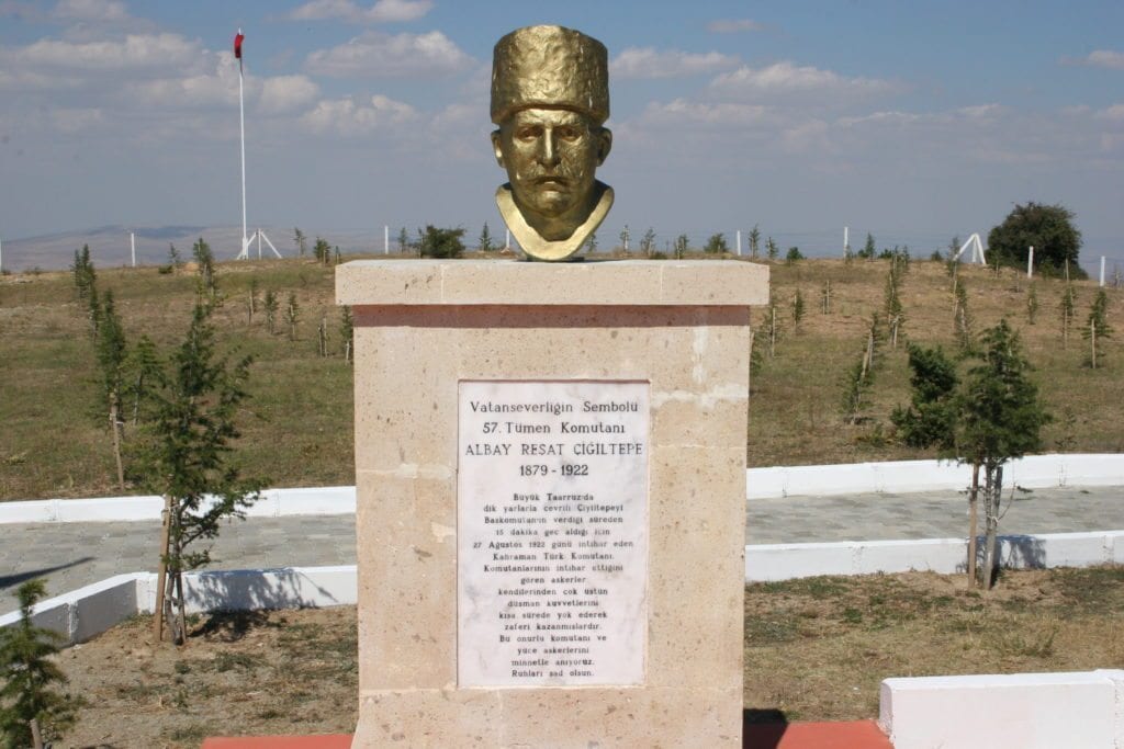 O, Türklüğün sessiz onurudur, gururudur, cesaretidir. O, Türk Ulusu'nun temsil ettigi tüm değerlerin simgesidir. O, başlıbaşına bir Türkiye'dir. Ve O'nun yazgısı, gerçekte Türkiye'nin yazgısıdır... Ama kaç kişi bilir O'nu ve kaç kişi hatırlar?!. Kaç kişi özgürlüğümüzü, bağımsızlığımızı, hatta aldığımız her nefesi borçlu olduğumuz adsız kahramanlardan biri olarak kendisini yâdeder?!. Cumhurbaşkanı mı? Başbakan mı? TBMM Başkanı mı? Anayasa Mahkemesi Başkanı mı? Yargıtay Başkanı mı? ya da bu ülkeyi yöneten bürokrat ve politikacılar mı?! - albay resat cigiltepe