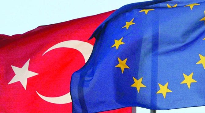 <p>Avrupa Birliği’nin kamuoyu araştırmalarından sorumlu birimi Eurobarometre’nin bir araştırmasına göre Türk halkının 2013 yılında yüzde 38 olan AB desteği, 2014’de 10 puanlık rekor düşüş yaşayarak en düşük seviye olan yüzde 28’e gerilemiştir. Türklerin yüzde 54’ü “AB üyeliği bize hiçbir şey katmayacak” görüşündedir. Artış önceki yıla göre yüzde 9’dur.
2004 yılında Brüksel’de alınan kararla Türkiye’ye AB kapılarının açıldığı dönemde esen AB rüzgarıyla Türklerin üyeliğe desteği yüzde 62 idi. Bu gerilemede AB’nin Türkiye’nin üyeliğine devamlı engel çıkarması ve Türkiye’ye karşı BOBON kriterleri uygulaması (BO: Bizden Olanlar, BON: Bizden OlmayaNlar) kadar AB konusunda yetkililerin olumsuz görüşleri de etkili olmuştur.
Avrupa Birliği Bakanlığı’na yeni atanan meslektaşım Prof. Dr. Beril Dedeoğlu her ne kadar kısa bir süre Bakanlık görevinde kalacak olsa da bu konuda kendisine büyük iş düşmektedir.
Ekonomi Bakanı Nihat Zeybekçi 13 Aralık 2014 tarihinde Pamukkale’de düzenlenen Serbest Bölgeler Çalıştay’ında yaptığı konuşmada, Türkiye’nin AB sürecinden asla ayrılmaması ancak Avrasya’yı da unutmaması gerektiğini belirterek şunları söylemiştir: “Türkiye, Avrupa Birliği sürecinden asla ayrılmamalı. Gümrük Birliği’nden asla vazgeçmeden, ABD ve AB arasındaki anlaşmanın içinde olmak zorundadır. Diğer taraftan Avrasya, Gümrük Birliği’ni göz ardı ederse çok büyük hata yapar…Avrasya Gümrük Birliği, Türkiye için vazgeçilmezdir. Biz orada olmak zorundayız. Körfez İşbirliği Teşkilatı içinde olmak zorundayız. Orta Afrika Birliği denen… birliğin içinde yer almak zorundayız.” Bakan Zeybekçi hem haklı ve hem de haksızdır.
“Türkiye, Avrupa Birliği sürecinden asla ayrılmamalı” derken haklıdır. Fakat “Avrasya Gümrük Birliği ile Körfez İşbirliği Teşkilatı ve Orta Afrika Birliği içinde yer almak zorundayız” derken haksızdır.
Çünkü, Türkiye AB ile gümrük birliği içindedir. Bu sebeple aynı zamanda Avrasya Gümrük Birliği içinde olamaz, Orta Afrika Birliği içinde yer alamaz, Körfez İşbirliği Teşkilatı içinde de bulunamaz.
İlkinde buna engel AB Kurucu Anlaşmaları, WTO Sözleşmesi ile Ankara Anlaşması ve Katma Protokol vardır. Diğer iki bölgesel ekonomik işbirlikleri içinde de bulunamaz. Çünkü bu bölgelerin ülkesi değildir. (S. Rıdvan Karluk, Uluslararası Kuruluşlar, Beta, İstanbul, 2014, s. 580, 589.)
Bu ortamda AB İçişleri Bakanları, Yunanistan, İtalya ve Macaristan gibi ağır yük altındaki ülkelerde bulunan yüz binlerce sığınmacının diğer AB ülkelerine yerleştirilmesi için zorunlu kota planlarını ele almıştır. Bu kapsamda Türkiye’yi doğrudan etkileyen bir karar da alınmıştır.
AB İçişleri Bakanları toplantısında Türkiye ülkedeki ‘terör ve çatışmalar’ gerekçesiyle AB Komisyonu’nun önerisine rağmen güvenli ülkeler listesine alınmamıştır. Üye ülkeler yaşanan çatışmalar sebebiyle buna karşı çıkmıştır.
Türkiye listeye giremeyince AB ülkeleri sığınmacı başvurusu yapan Türk vatandaşlarına kolaylık sağlamakta, bu durum PKK’lı sığınmacıların işine gelmektedir.
AB’nin Türkiye’yi güvenli ülke listesine almamasının Türkiye’nin AB süreci üzerinde de olumsuz etkileri olacaktır. Avrupa Sosyalistler ve Demokratlar Partisi PES Yönetim Kurulu Üyesi Kader Sevinç "Avrupa’nın Durumu, Türkiye’nin Gidişatı" yazısında bu duruma 10 Eylül’de şöyle dikkati çekmiştir:
“Juncker’in önerdiği mülteci krizi yönetimi planının güvenli ülkeler listesi kısmı Türkiye için önemli. Juncker konuşmasında Türkiye’yi Suriye’den gelen sığınmacılar konusunda överken, AB üyeliği süreci içinde olan Balkan ülkeleri ve Türkiye’den geçtiğimiz yıllarda binlerce sığınma talebi geldiğini de söyledi. Güvenli ülkeler listesi ülkelerinden bir AB ülkesinde sığınma talep eden kişiler şiddet gördükleri ve baskı altında olduklarını kanıtlamak zorunda olacak.
Liste başvurusu kabul edilmeyen sığınmacıların AB ülkelerinden daha hızlı sınır dışı edilebilmelerini sağlayacak. Bu konuda Juncker’in çok dikkatleri çekmeyen şu ifadesi ise önemli: ‘Bu ülkeler bilmek zorunda ki listeden çıkarıldıklarında AB üyesi olma haklarını da kaybedecekler’.
Bu ifade güvenli üye listesi uygulamasının, AB’ye katılım süreci içindeki ülkeler için bir ölçeğe dönüşüp dönüşmeyeceği, üyelik müzakerelerinin kesintisine yol açıp açmayacağı sorusunu da gündeme getiriyor.”
AB bu kararıyla Türkiye’den gelecek sığınma taleplerinin önünü açarken, aynı zamanda Türkiye’den yola çıkan diğer sığınmacıların da iadesinin önünü kapatmıştır. Böylece Türkiye üzerinden AB ülkelerine geçen ve sığınma talebinde bulunanlar Türkiye’ye geri gönderilemeyecektir.
Türkiye AB ile vize serbestisi görüşmelerini başlatmış, bu kapsamda Geri Kabul Anlaşması’nı imzalamıştır. Bu durumda anlaşmanın da anlamı kalmamıştır. Aslında bu Anlaşma ile Türkiye büyük bir mali yük altına girmiştir. Dönemin AB Bakanı OECD Daimi Temsilciliği’nde beraber görev yaptığımız Volkan Bozkır’ın iyimser görüşlerine katılmamıştım. Çünkü Bozkır, 3-4 yıl içinde AB ülkelerine vizenin kalkacağını söylemişti ama bunun maliyetinden söz etmemişti.
AB Komisyonu’nun Avrupa Komşuluk Politikası ve Genişleme Müzakerelerinden Sorumlu Üyesi Johannes Hahn Türk vatandaşlarına vizenin kaldırılmasının iki yıl içinde mümkün olabileceğini geçen hafta söylemiştir ama Türkiye’nin süreçte üzerine düşen tüm yükümlülükleri yerine getirmesi gerektiğini özellikle belirtmiştir: “Daha üzerinde çalışılması gereken çok nokta var. Örneğin sınır yönetimine işlerlik kazandırılması, biyometrik verileri içeren pasaportların dağıtımı ve AB ile sahte belgelerin ortaya çıkartılması konusunda işbirliği yapılması.”
Hahn’ın yaptığı açıklamalarda dikkat çeken bir nokta, “Türkiye ne yazık ki, şu anda Avrupa’ya doğru ilerlemiyor” vurgusu olmuştur.
Önceki AB Bakanı Bozkır, Türkiye’nin AB’ye 50 yıldır alınmadığını, “ancak bir veya iki yıl içinde üye ülkeler arasına gireceğini düşündüğünü” belirtmiş ve “Türkiye’yi üye yapmazlarsa çok da fazla umurumuzda olmaz. Bunda kaybedecek olan AB’dir” demiştir. (Milliyet, 27.10.2014)
Eski Başbakanlardan Tansu Çiller, 7 Mayıs 1995 tarihinde Hürriyet gazetesine verdiği demeçte de “En geç 1998’de Avrupa Birliği’ne tam üyeyiz” dedikten sonra, “Bu iş zor olmayacak, imajım etkili olacak” gibi bilimsel olmayan açıklamalarda bulunmuştu ama Türkiye AB 56 yıldır AB beklemektedir.
Mülteci krizi, Türkiye’yi AB üyelik müzakerelerinden, vize serbestisi görüşmelerine ve Türkiye’den artan sığınma taleplerine kadar etkileyecek, PKK’lı sığınmacılara da kolaylık sağlayacaktır.
Katalonya Seçimleri Türkiye’ye Örnek Olabilir
Dün İspanya’nın doğusundaki Katalonya Özerk Yönetimi’nde bölgesel seçimler yapılmıştır. Katalonya Özerk Yönetimi Başkanı Artur Mas’ın öncülüğünde Kasım 2014’te düzenlenen halk oylaması İspanyol hükümeti ve Anayasa Mahkemesi’nin engellemesine takılmış, hukuk dışı kabul edilen halk oylamasında halkın çoğunluğu Avrupa Birliği içinde bağımsız bir Katalonya devletine “evet” demişti.
Bu sonucu yasal bir zemine oturtmak için 27 Eylül’deki seçimi “plebisit” olarak gösteren Katalonya’daki milliyetçi partiler, kurdukları “Junts pel Si” adlı ittifakın Katalan Parlamentosu’nda çoğunluğu elde etmesi durumunda bağımsızlık yanlısı girişimlerin kurumsallaşarak devam edeceğini savunmaktadırlar.
Katalan Parlamentosu’nda 135 sandalyeden 85’i Barselona’daki, 18’i Tarragona’daki, 17’si Girona’daki ve 15’i de Lleida bölgesindeki seçmenler tarafından belirlenmektedir.
Bu yazı baskıya verildiğinde seçim sonuçları belli değildi. Eğer Junts pel Si ittifakı seçimlerde başarılı olursa, bu durum Türkiye’de belli gruplara örnek olabilir ve terörle mücadele konusundaki etkinliğe de zarar verebilir.</p> - ab turkiye