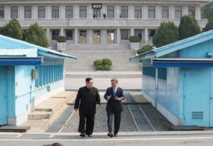 Kuzey Kore lideri Kim Jong-un, Güney Kore Devlet Başkanı Moon Jae-in’in tarihi görüşmesinde iki liderden olumlu mesajlar geldi. 65 yıl sonra Güney Kore topraklarına ayak basan ilk Kuzey Kore lideri olan Kim, “Yeni bir tarih başlıyor” dedi. - 8 1