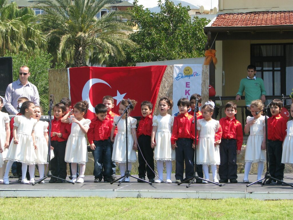 Çocuklarımızı hiçbir şekilde koruyamıyoruz. Bunlara sağlık sorunlarını da ekleyelim. - 23 April 2011 festival 23 nisan cocuk bayrami