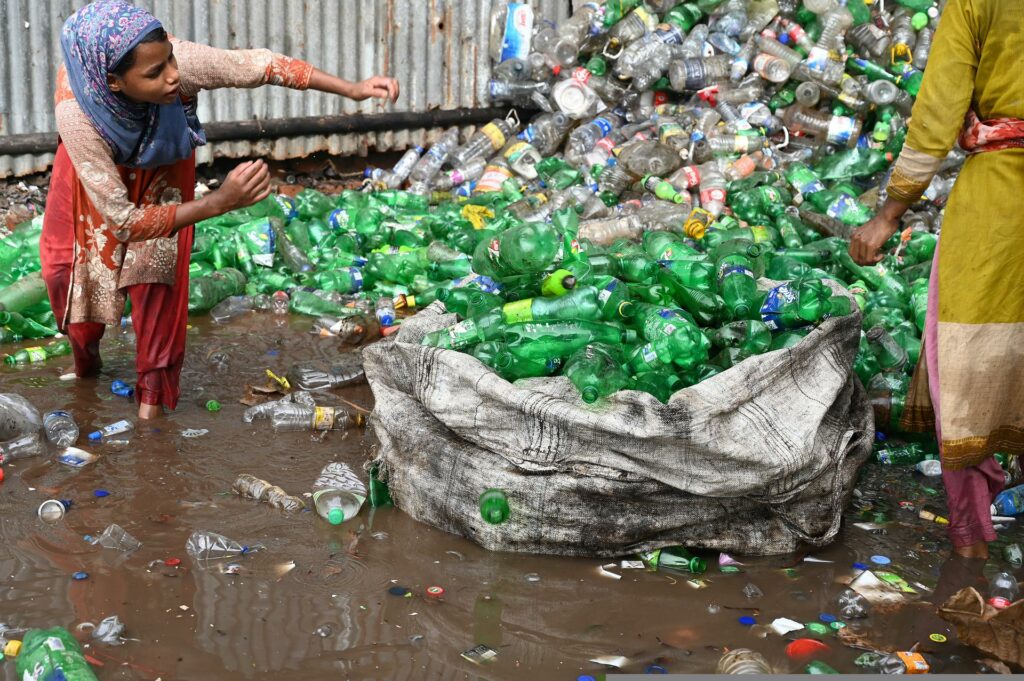 Dünyada plastik kullanımı neredeyse ortadan kalkarken Türkiye’de plastik kullanımın yaygınlaşması tehlike yaratıyor. - cocuk isciler cop