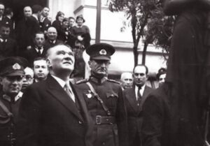 - Ataturk Ismet Pasa Kiz Lisesi bahcesinde heykeli incelerken