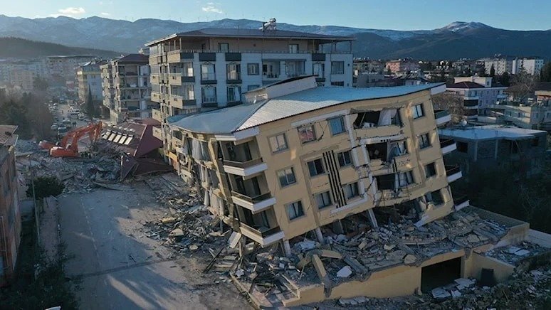 Bundan sadece iki ay önce yapılan deprem tatbikatından sonra Cumhurbaşkanı Recep Tayyip Erdoğan aldıkları dev önlemlerle bundan böyle felaketlerden sonra "nerede bu devlet?" diye şikayet eden vatandaşlara rastlanmayacağını bildirmişti. - depremde yikilan evler imar affi sonucu mu