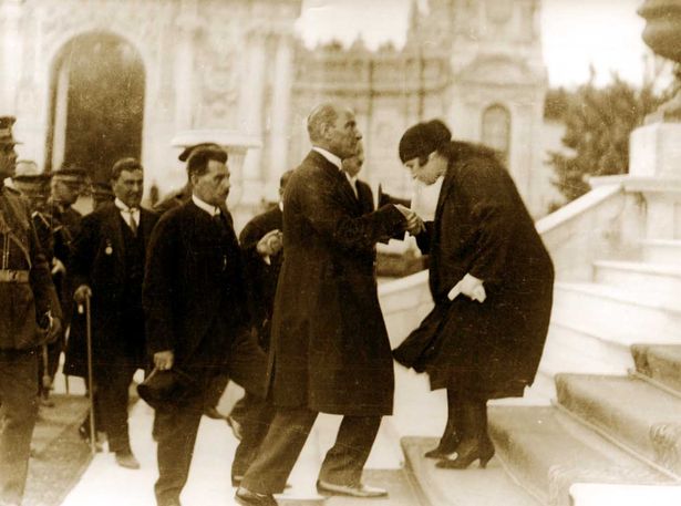 DOLMABAHÇE’DE AZAP DOLU GÜNLER... - Makbule Hanim 1 Temmuz 1927de Istanbula gelen agabeyi Reisicumhur Mustafa Kemali Dolmabahce Sarayinin merdivenlerinde elini operek karsiliyor