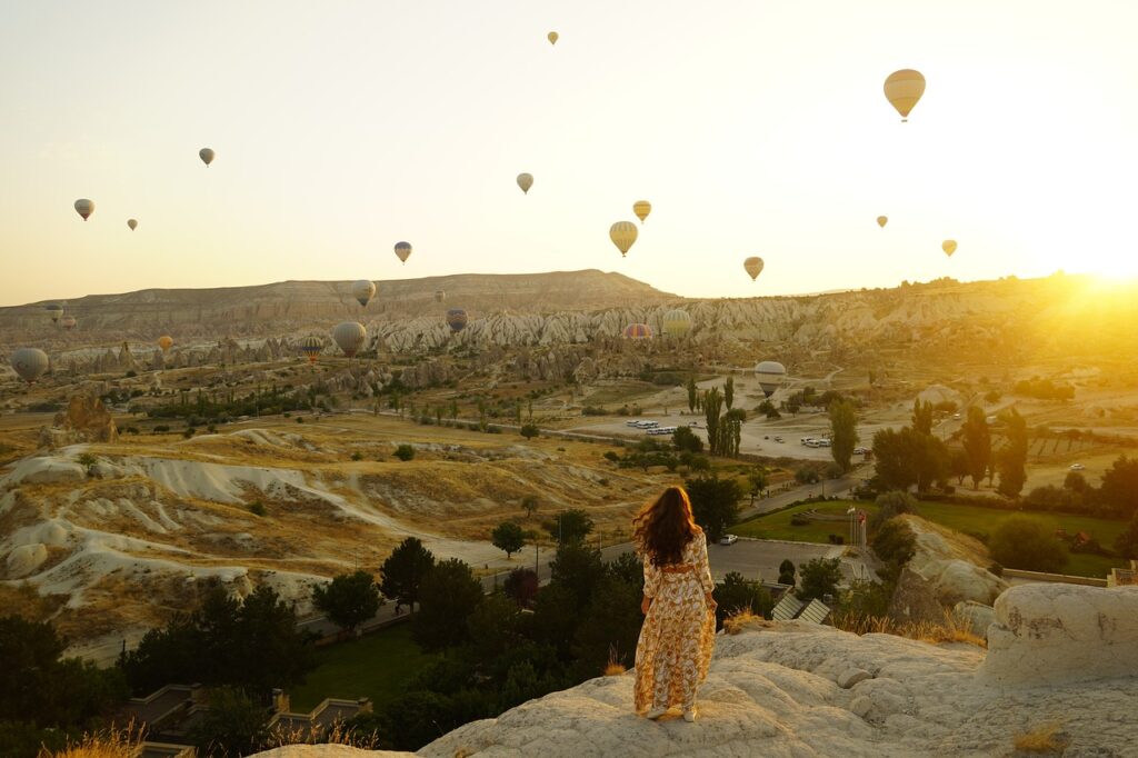 Türkiye İstatistik Kurumunun (TÜİK) açıkladığı hane halkı yurt içi turizm verilerine göre 2023 yılının Ekim, Kasım ve Aralık aylarından oluşan IV. çeyrekte, yurt içinde ikamet eden 9 milyon 616 bin kişi seyahate çıktı. - balon turist kapadokya
