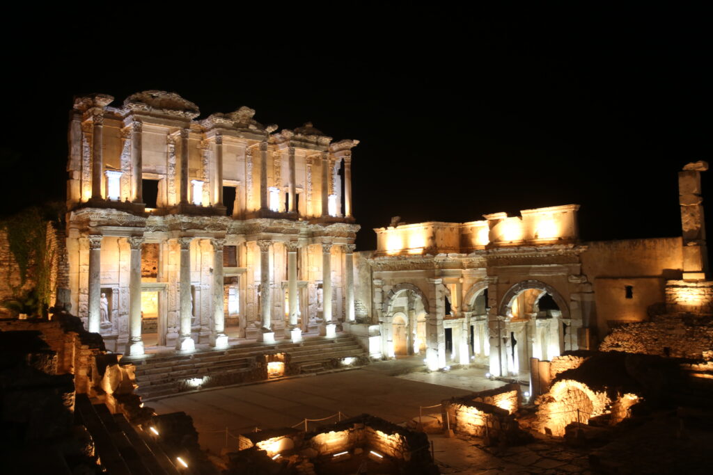 SICPA, “Gece Müzeciliği” projesi ile Türkiye’nin zengin tarihi ve kültürel mirasını aydınlatıyor. - EFES Orenyeri Gece 1