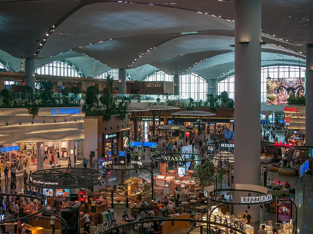 Şu anda Dünyanın en büyük havaalanı İstanbul Havaalanı olarak biliniyor. Şimdi Dubai’de yeni bir havaalanı yapılıyor. Bunun dünyanın en büyük havaalanı olacağı söyleniyor. Böylece İstanbul Havaalanı liderliği kaptırmış olacak. - Istanbul Airport Arnavutkoy havalimani havaalani