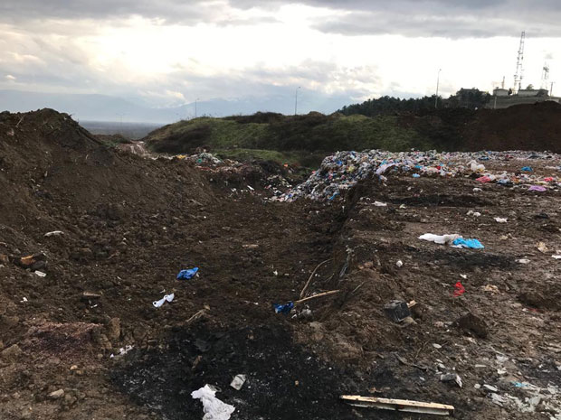 Ülkemizin âcil sorunları ortada iken suni gündem maddeleriyle toplumun, medyanın, hatta akademinin meşgul edilmesi toplumsal cinnete yol açmaktadır. Üretimi engelleme, cezalandırma, ithalatı teşvik, ülkenin geleceğini esir alan yap-işlet-devret-sahip ol gibi yanlış politikaların sonucu ekonomik temelli sorunlar gittikçe ağırlaşmaktadır. Milyonları ilgilendiren konuların gündemde yer bulamaması, aydın kesimin “yüksek” konularla meşguliyetinden olduğunu zannedenler Orta Çağ Avrupasının feodal karanlığında kalmışlardır. Halbuki sesini duyuramayan, derdini anlatamayanlara tercüman olmak, üzerine vazife olmayan konuları dert edinmek gerçek aydının görevidir. Benzer sözün sahibi Fransız düşünürün ismini yazmam gereksiz. Çünkü aç yetimlerini uyutabilmek için boş tencereyi karıştıran annenin sesini duyan halife, sırtında erzak taşırken hizmetçisine “bunları ben taşımam lazım, halkımın durumundan haberdar olmamak benim kabahatim” diyen emirü’l-müminin hikayeleriyle dolu bir kültüre mensubuz. - image 10