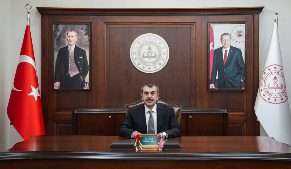 UYANIN UYANIN            Milli Eğitim Bakanı bizleri uyarıyor. Teşekkür ederiz, ama hangi konuda, nasıl uyarıyor ona bakmak gerekir:            “Uyanın artık, eski Türkiye yok. Uyanın, uyanın” diyor.            Hangi Türkiye yok?. Eski Türkiye dediği 1923 yılında kurulan, Atatürk İlke ve Devrimlerine dayalı, demokratik, laik Türkiye Cumhuriyeti, eskisi yenisi yok ki, TEK BİR TÜRKİYE VAR.            - milli egitim bakani yusuf tekin 2024