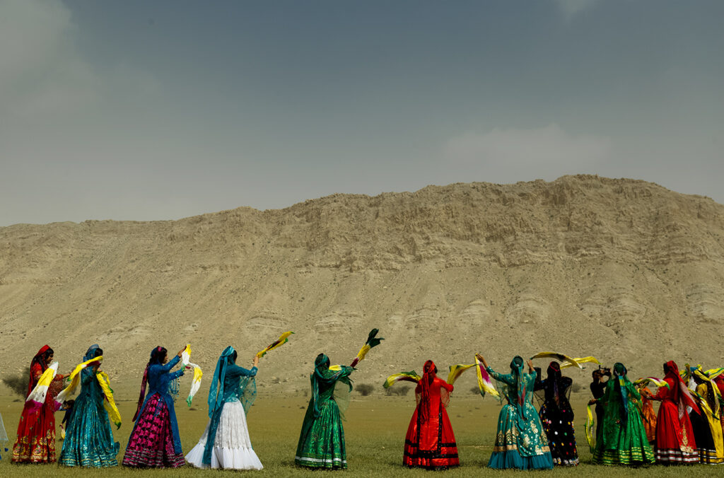Türklerin eski inançlarına ve atalarına dayanan geleneksel ve dinsel dansı.Tarihte belirtildiği gibi, Müslüman Selçuklu hükümdarı Tuğrul bey , Bağdat'ı fethettikten sonra askerleriyle birlikte Halay dansını icra etti. Ayrıca, Etrüsk eserlerinde, Azerbaycan’daki 11,000 yıllık kaya resimlerinde ve Türklerden 25,000 yıl önce ayrılan Kızılderililer arasında da bu dansı görmek mümkündür. - kaskay turkleri helay dansi 1
