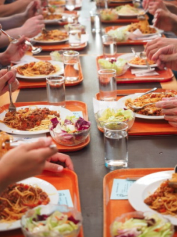 İran'da üniversite öğretmenlerine ve profesörlere yönelik baskının devam ettiğine dair haberlere göre, en az 16 üniversite öğretmeni bir üniversite kafeteryasında karışık yemek yedikleri için üniversiteden atıldı. - yemekhane