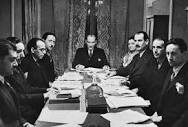 Türk Dil Kurumunun (TDK) 1932 de kurulması ve Atatürk tarafından görevlendirilmesi, mutlaka zorunlu idi. TDK’nın daha 1934 toplantısında sunduğu rapor Atatürk’ü memnun etmemişti, çünkü çalışmaların yönü Atatürk’ün bu kurumdan beklediğinden farklı olmuştu. - ataturk dil kurumu
