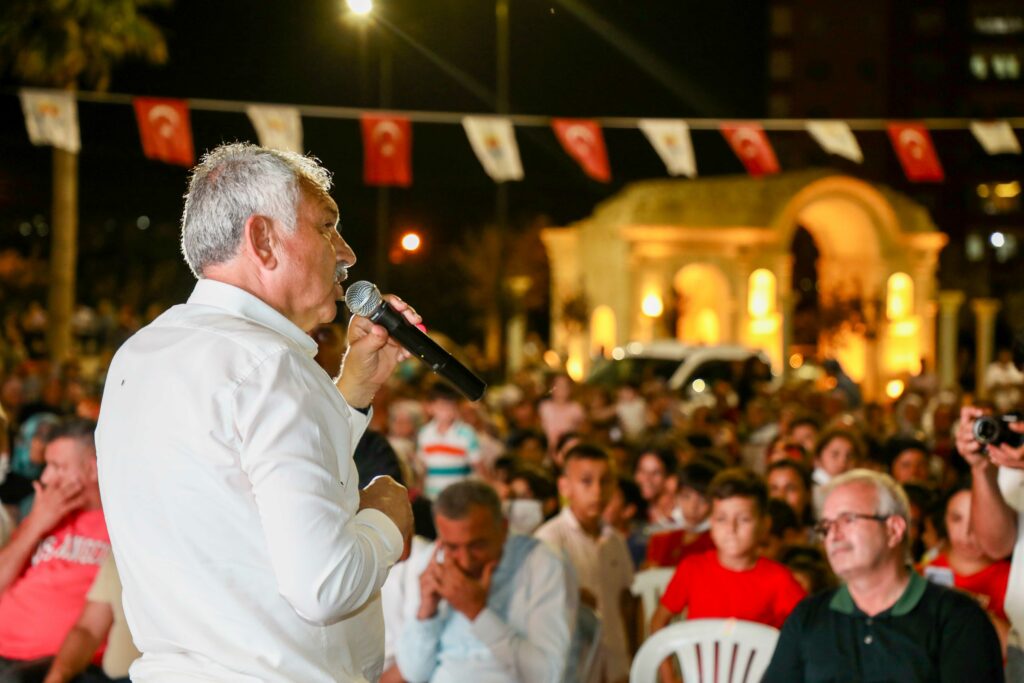 31. Uluslararası Adana Altın Koza Film Festivali'nin Yazlık Sinemalar gösterim programı bugün başlıyor. Festival haftasına dek sürecek ve sinemamızın son dönem öne çıkan komedilerinden bir seçkiyi buluşturan program, Adana'nın 7 ilçesinde gerçekleşecek ve 9 Eylül'den itibaren deprem bölgesi şehirlerde devam edecek. - Adana Altin Koza FF Yazlik Sinemalar 01