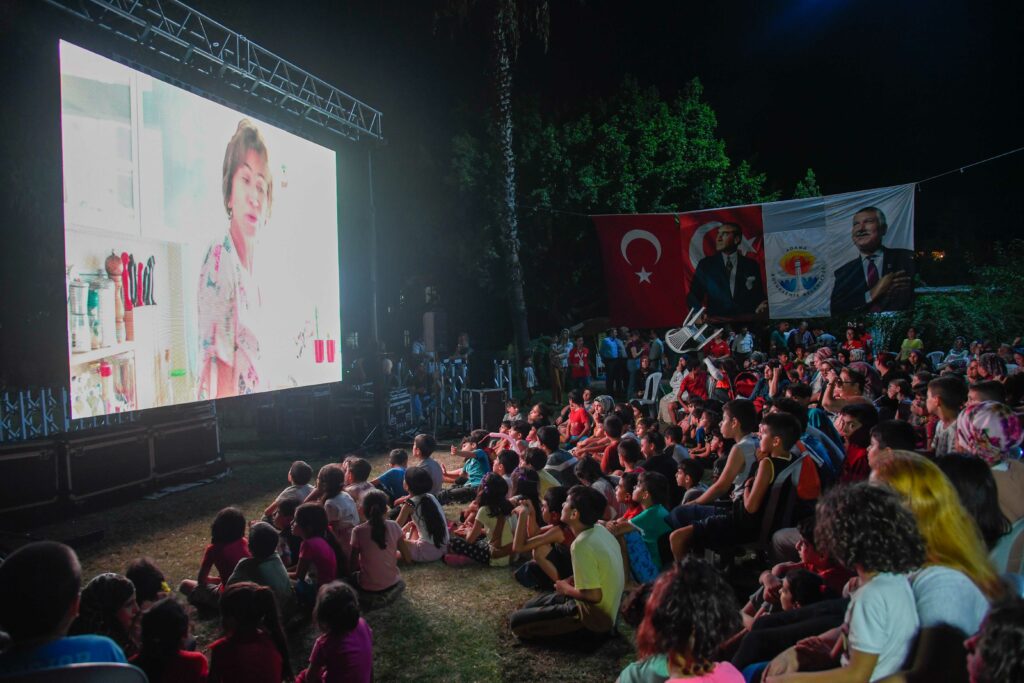 31. Uluslararası Adana Altın Koza Film Festivali'nin Yazlık Sinemalar gösterim programı bugün başlıyor. Festival haftasına dek sürecek ve sinemamızın son dönem öne çıkan komedilerinden bir seçkiyi buluşturan program, Adana'nın 7 ilçesinde gerçekleşecek ve 9 Eylül'den itibaren deprem bölgesi şehirlerde devam edecek. - Adana Altin Koza FF Yazlik Sinemalar 02