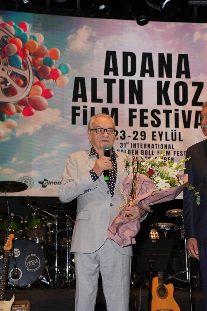 Türkiye'nin en köklü film festivallerinden Uluslararası Adana Altın Koza Film Festivali, bu yıl 31. yaşını kutluyor ve 23-29 Eylül tarihlerinde gerçekleşiyor. 22 ülkeden 125 yönetmenin toplam 117 filmini sinemaseverlerle buluşturacak festivalde tüm gösterimler ve etkinlikler ücretsiz gerçekleşecek. - Adana FF 2024 Acilis Toreni Jerzy Skolimowski