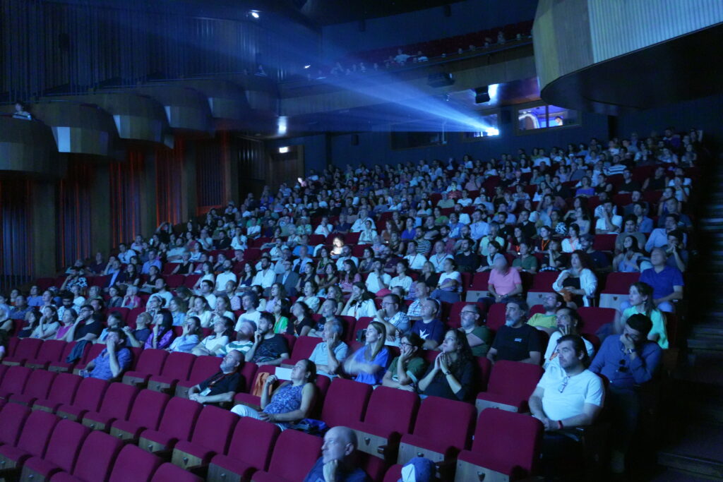 23 Eylül'de başlayan 31. Uluslararası Adana Altın Koza Film Festivali'nin Ulusal Uzun Metraj Film Yarışması seçkisinde yer alan 11 filmin hepsini izlediğim için büyük ödül töreni öncesinde bu yapımlarla ilgili fikirlerimi ve şahsi değerlendirmelerimi artık yazabilirim. - Olu Mevsim 25092024 AdanaFF2024 05