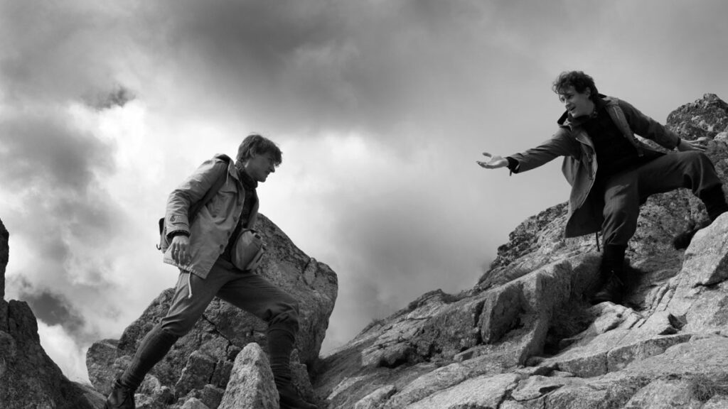 Polonya sinemasının son döneminden ödüllü filmler 31. Uluslararası Adana Altın Koza Film Festivali’nde. Polonya Büyükelçiliği ve Gezici Festival’in ortaklığında hazırlanan “Polonya, Şimdi” adlı seçkide, festivalin bu yılki Yaşam Boyu Başarı Ödülü’nün sahibi usta yönetmen Jerzy Skolimowski’nin Cannes’da Jüri Büyük Ödülü ve En İyi Özgün Müzik Ödülü’nün yanı sıra toplam 31 ödülün sahibi son başyapıtı “Aİ” (EO), Anna Jadowska’nın Tribeca Film Festivali’nden En İyi Kadın Oyuncu Ödülü’nü alan draması “Çatıdaki Kadın” (Woman On The Roof), Grzegorz Dębowski’nin Polonya Film Festivali’nde Yılın Çıkış Yapan yönetmeni seçildiği ilk uzun filmi “Değersiz Bir Hayat” (Next To Nothing), Robert Glinski’nin Polonya kökenli ilk Papa olacak Karol Wojtyła’yı 20 yıl boyunca izlemiş gizli servis görevlisi Budny’nin psikolojik portresini çizen gerilimi “Gölge Adam” (Strawman) ve DK Welchman ile Hugh Welchman’nın Polonya Film Festivali’nden Seyirci Ödülü ile dönen sıra dışı canlandırması “Köylüler” (The Peasants) gösterilecek. - Strawman