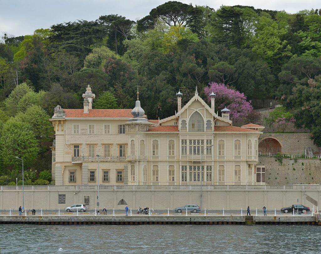 HUBER VE SEMER! - Wooden building on the Bosphorus bogazda huber kosku