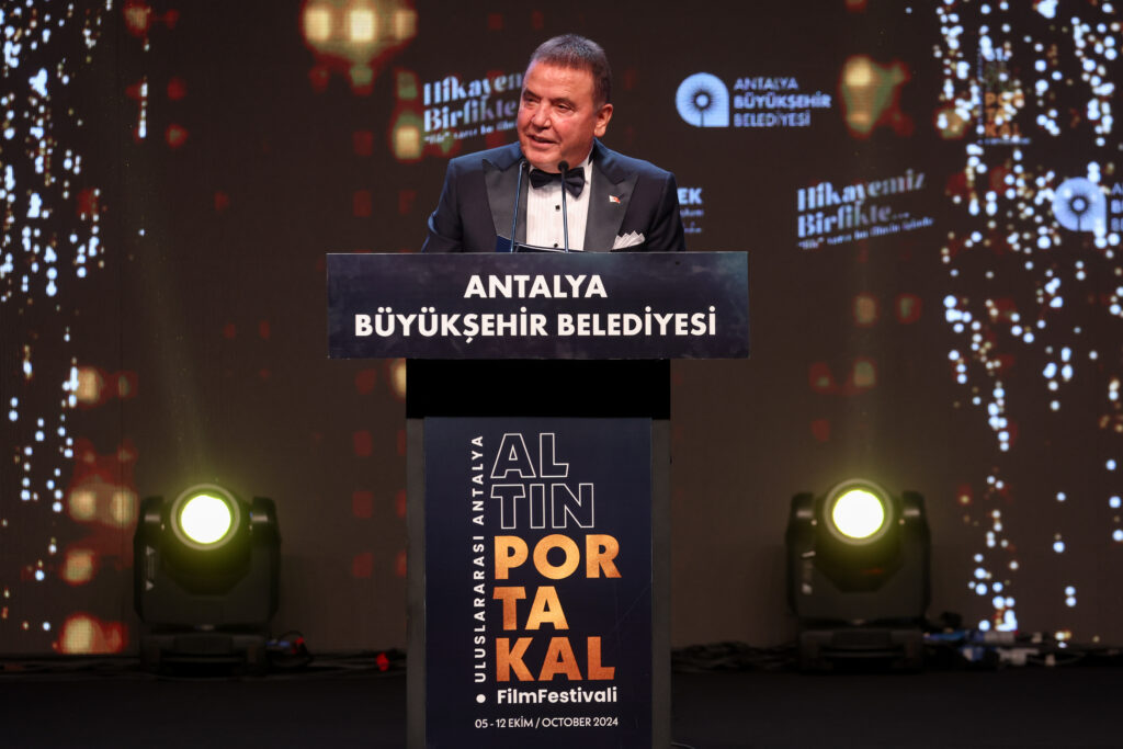 12 Ekim'e kadar sürecek sinema coşkusu başladı; 61. Uluslararası Antalya Altın Portakal Film Festivali, coşku dolu bir açılış töreniyle sinemaseverleri ve Antalyalıları selamladı. "Hikâyemiz Birlikte" diyen festival; bir hafta boyunca farklı etkinliklerle şehrin dört bir yanında sinemanın bütün renklerini yansıtacak. - Antalya Belediye Baskani Muhittin Bocek