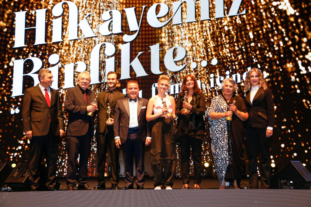 12 Ekim'e kadar sürecek sinema coşkusu başladı; 61. Uluslararası Antalya Altın Portakal Film Festivali, coşku dolu bir açılış töreniyle sinemaseverleri ve Antalyalıları selamladı. "Hikâyemiz Birlikte" diyen festival; bir hafta boyunca farklı etkinliklerle şehrin dört bir yanında sinemanın bütün renklerini yansıtacak. - Odul Toreni Toplu