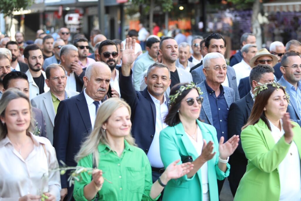 Manavgat Belediyesi'nin 1-3 Kasım tarihleri arasında; Antalya Büyükşehir Belediyesi, Akdeniz Üniversitesi Manavgat Meslek Yüksekokulu, MATSO ve Manavgat Ziraat Odası'nın katkılarıyla ilk kez düzenlediği "Zeytin ve Zeytinyağı Festivali" kortej ve açılış töreniyle resmi olarak başladı. - 1 180403494