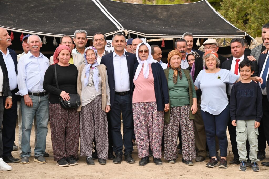 Manavgat Belediyesi'nin 1-3 Kasım tarihleri arasında; Antalya Büyükşehir Belediyesi, Akdeniz Üniversitesi Manavgat Meslek Yüksekokulu, MATSO ve Manavgat Ziraat Odası'nın katkılarıyla ilk kez düzenlediği "Zeytin ve Zeytinyağı Festivali" kortej ve açılış töreniyle resmi olarak başladı. - 2 180403557