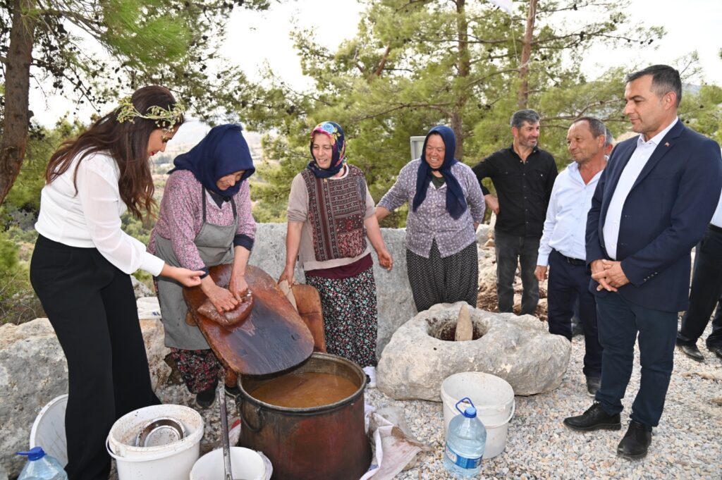 Manavgat Belediyesi'nin 1-3 Kasım tarihleri arasında; Antalya Büyükşehir Belediyesi, Akdeniz Üniversitesi Manavgat Meslek Yüksekokulu, MATSO ve Manavgat Ziraat Odası'nın katkılarıyla ilk kez düzenlediği "Zeytin ve Zeytinyağı Festivali" kortej ve açılış töreniyle resmi olarak başladı. - 3 180403651