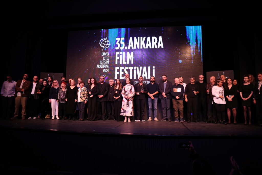 35. Ankara Film Festivali'nde ulusal yarışmaların kazananları belli oldu. Jüri başkanlığını Onur Saylak'ın yaptığı ve 12 kategoride ödüllerin dağıtıldığı Ulusal Uzun Film Yarışması'nda En İyi Film Ödülü, geçtiğimiz hafta kaybettiğimiz Ankara Film Festivali Başkanı İnci Demirkol'un anısına verildi. "Hemme'nin Öldüğü Günlerden Biri" adlı film En İyi Film seçilirken, yönetmeni Murat Fıratoğlu da En İyi Yönetmen Ödülü'nün sahibi oldu. Gecede ayrıca, Mahmut Tali Öngören En İyi İlk Film Ödülü, Doğuş Algün'ün yönettiği "Ölü Mevsim"e, Onat Kutlar En İyi Senaryo Ödülü de "Döngü" ile Erkan Tahhuşoğlu'na verildi. Festivalin Ulusal Belgesel Film Yarışması'nda En İyi Film Bahar Bektaş'ın yönettiği "Sürgün Asla Bitmez" filmine giderken, Ulusal Kısa Film Yarışması'nın en iyisi de Yakup Tekintangaç'ın yönettiği "Morî" oldu. - AnkaraFF 2024 Odul Kazananlar