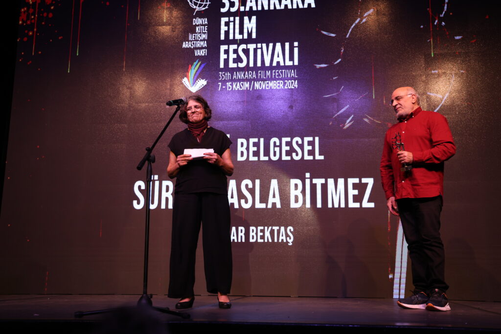 35. Ankara Film Festivali'nde ulusal yarışmaların kazananları belli oldu. Jüri başkanlığını Onur Saylak'ın yaptığı ve 12 kategoride ödüllerin dağıtıldığı Ulusal Uzun Film Yarışması'nda En İyi Film Ödülü, geçtiğimiz hafta kaybettiğimiz Ankara Film Festivali Başkanı İnci Demirkol'un anısına verildi. "Hemme'nin Öldüğü Günlerden Biri" adlı film En İyi Film seçilirken, yönetmeni Murat Fıratoğlu da En İyi Yönetmen Ödülü'nün sahibi oldu. Gecede ayrıca, Mahmut Tali Öngören En İyi İlk Film Ödülü, Doğuş Algün'ün yönettiği "Ölü Mevsim"e, Onat Kutlar En İyi Senaryo Ödülü de "Döngü" ile Erkan Tahhuşoğlu'na verildi. Festivalin Ulusal Belgesel Film Yarışması'nda En İyi Film Bahar Bektaş'ın yönettiği "Sürgün Asla Bitmez" filmine giderken, Ulusal Kısa Film Yarışması'nın en iyisi de Yakup Tekintangaç'ın yönettiği "Morî" oldu. - Belgesel Film Yarismasi En Iyi Film Odulu