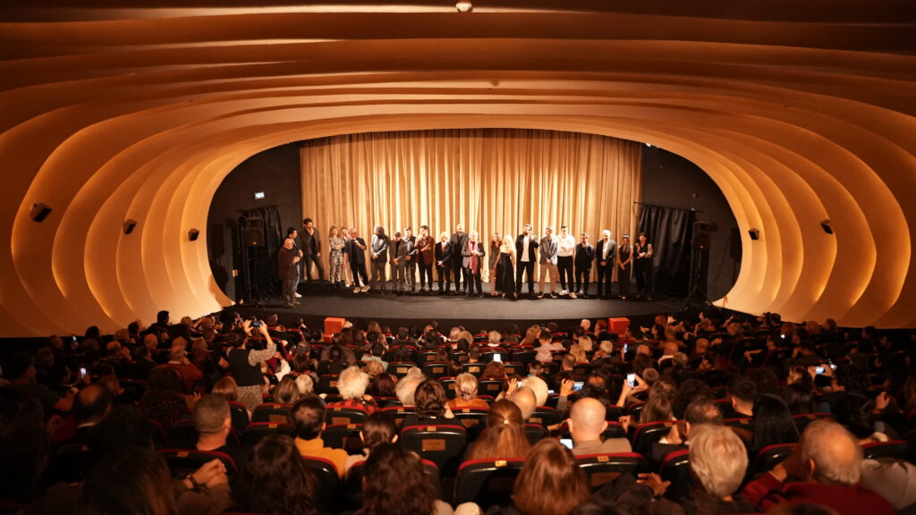 Yönetmenliğini Ceyhan Kandemir'in yaptığı "Kelebeklerin Uyuduğu Yerdeyim" uzun metraj sinema filminin galası Kadıköy Sineması'nda yapıldı. Festival gösterimlerinin ardından gerçekleşen İstanbul galasına; film ekibi, gazeteciler, yerli ve yabancı yapımcılar, akademisyenler, oyuncular ve sinema dünyasının ünlü simaları katıldı. - DSC07175