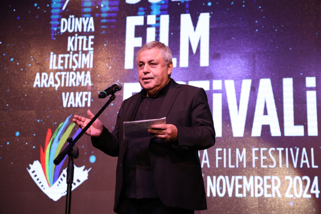 35. Ankara Film Festivali'nde ulusal yarışmaların kazananları belli oldu. Jüri başkanlığını Onur Saylak'ın yaptığı ve 12 kategoride ödüllerin dağıtıldığı Ulusal Uzun Film Yarışması'nda En İyi Film Ödülü, geçtiğimiz hafta kaybettiğimiz Ankara Film Festivali Başkanı İnci Demirkol'un anısına verildi. "Hemme'nin Öldüğü Günlerden Biri" adlı film En İyi Film seçilirken, yönetmeni Murat Fıratoğlu da En İyi Yönetmen Ödülü'nün sahibi oldu. Gecede ayrıca, Mahmut Tali Öngören En İyi İlk Film Ödülü, Doğuş Algün'ün yönettiği "Ölü Mevsim"e, Onat Kutlar En İyi Senaryo Ödülü de "Döngü" ile Erkan Tahhuşoğlu'na verildi. Festivalin Ulusal Belgesel Film Yarışması'nda En İyi Film Bahar Bektaş'ın yönettiği "Sürgün Asla Bitmez" filmine giderken, Ulusal Kısa Film Yarışması'nın en iyisi de Yakup Tekintangaç'ın yönettiği "Morî" oldu. - Irfan Demirkol 02