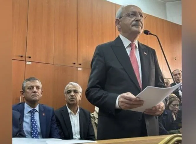 KILIÇDAROĞLU DAVASI…Aslında…Bugün..Atatürk’ün gençliğe hitabesinde sözünü ettiği gündü…***Ülkenin…Kaleler zapt edilmiş…LimanlarıTersanelerine girilmiş…Ordu dağılmış…***İktidar sahiplerinin şahsi menfaatlerine dönüşmüş bir devlet…Görmediğin kadar; gaflet…Cebir…Hile…Dalalet…Hatta hıyanet var…***Vurgun var soygun var…Kin var…Şiddet var öç almaya çalışma var…Hukuksuzluk var…Büyük bir siyasi sosyal ahlaksızlık var…***Pula dönmüş bir milli paramız…Biat eden…Tutsak olmuş..Köleye dönmüş bir halkımız var…Borç gırtlakta…Can ve mal güvenliği tehlikede…***Eğitim seviyesi yerlerde…***Daha ne olsun?***Neymiş!Kılıçdaroğlu birisinin (!) kirli çamaşırlarınıPazara çıkarmış, tek tek ortaya dökmüş…***Kafası vurula…Öyle mi?Diren Kemal Kılıçdaroğlu!…Diren Türkiye!…***Temiz dünya, temiz Türkiye ancak her alandaHer açıdan temiz toplumla mümkün olur…Türk milletine yakışan da budur…İste!..Vazgeçme Türkiyem - KILICDAROGLU MAHKEMEDE ozgur ozel