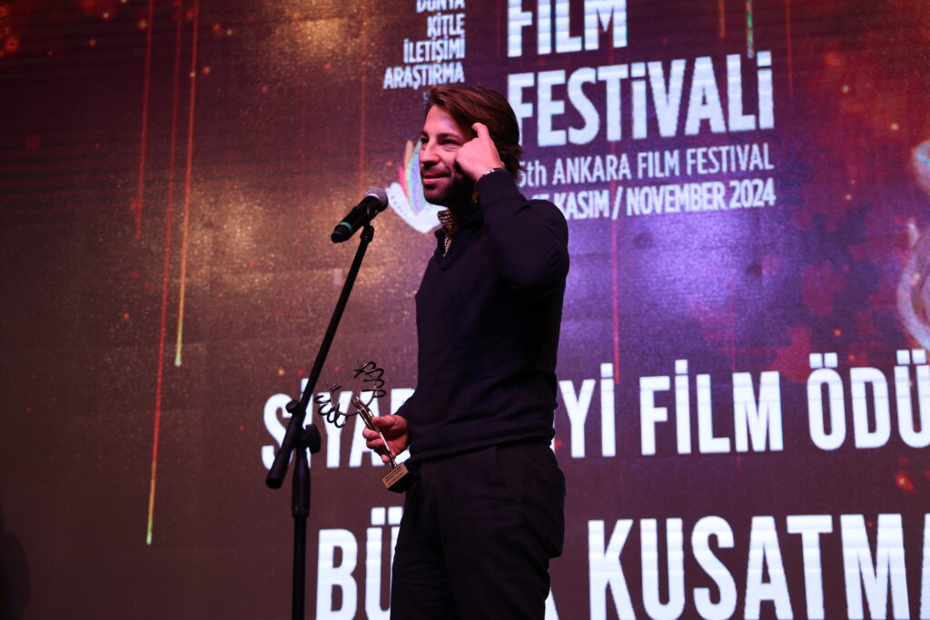 35. Ankara Film Festivali'nde ulusal yarışmaların kazananları belli oldu. Jüri başkanlığını Onur Saylak'ın yaptığı ve 12 kategoride ödüllerin dağıtıldığı Ulusal Uzun Film Yarışması'nda En İyi Film Ödülü, geçtiğimiz hafta kaybettiğimiz Ankara Film Festivali Başkanı İnci Demirkol'un anısına verildi. "Hemme'nin Öldüğü Günlerden Biri" adlı film En İyi Film seçilirken, yönetmeni Murat Fıratoğlu da En İyi Yönetmen Ödülü'nün sahibi oldu. Gecede ayrıca, Mahmut Tali Öngören En İyi İlk Film Ödülü, Doğuş Algün'ün yönettiği "Ölü Mevsim"e, Onat Kutlar En İyi Senaryo Ödülü de "Döngü" ile Erkan Tahhuşoğlu'na verildi. Festivalin Ulusal Belgesel Film Yarışması'nda En İyi Film Bahar Bektaş'ın yönettiği "Sürgün Asla Bitmez" filmine giderken, Ulusal Kısa Film Yarışması'nın en iyisi de Yakup Tekintangaç'ın yönettiği "Morî" oldu. - Ulusal Uzun Film Yarismasi SIYAD Odulu Buyuk Kusatma Sinan Kesova