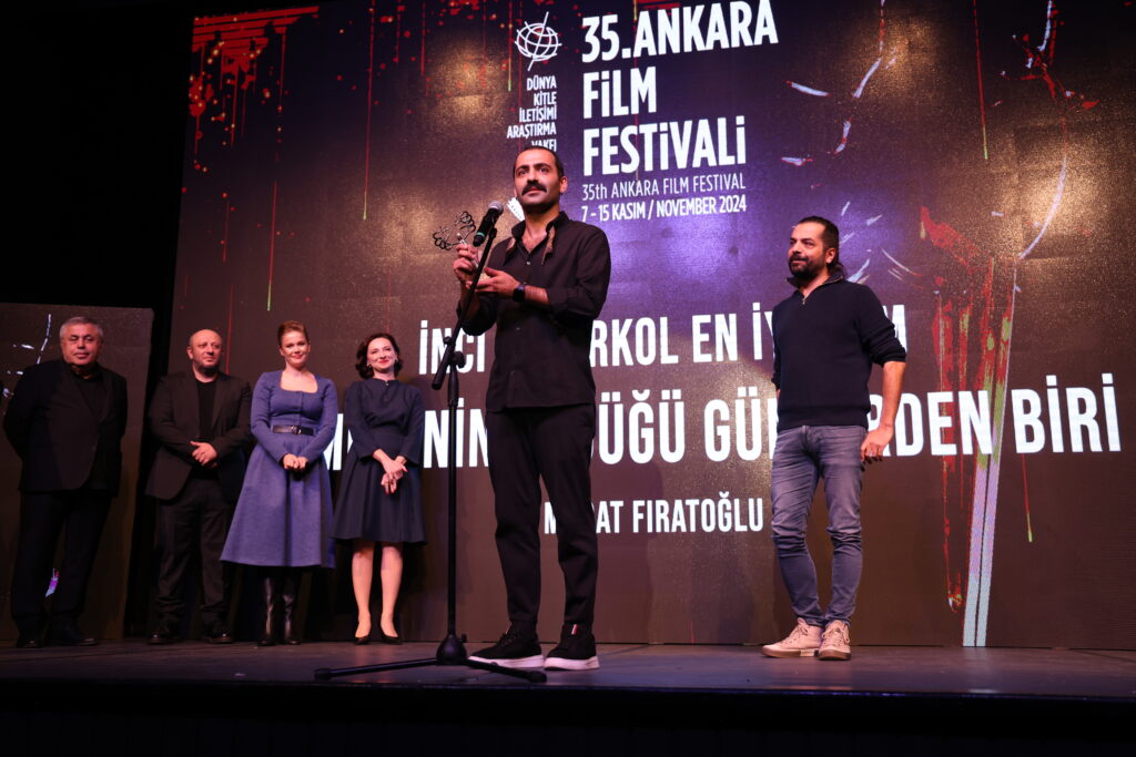 35. Ankara Film Festivali'nde ulusal yarışmaların kazananları belli oldu. Jüri başkanlığını Onur Saylak'ın yaptığı ve 12 kategoride ödüllerin dağıtıldığı Ulusal Uzun Film Yarışması'nda En İyi Film Ödülü, geçtiğimiz hafta kaybettiğimiz Ankara Film Festivali Başkanı İnci Demirkol'un anısına verildi. "Hemme'nin Öldüğü Günlerden Biri" adlı film En İyi Film seçilirken, yönetmeni Murat Fıratoğlu da En İyi Yönetmen Ödülü'nün sahibi oldu. Gecede ayrıca, Mahmut Tali Öngören En İyi İlk Film Ödülü, Doğuş Algün'ün yönettiği "Ölü Mevsim"e, Onat Kutlar En İyi Senaryo Ödülü de "Döngü" ile Erkan Tahhuşoğlu'na verildi. Festivalin Ulusal Belgesel Film Yarışması'nda En İyi Film Bahar Bektaş'ın yönettiği "Sürgün Asla Bitmez" filmine giderken, Ulusal Kısa Film Yarışması'nın en iyisi de Yakup Tekintangaç'ın yönettiği "Morî" oldu. - Uzun Film En Iyi Film Hemmenin Oldugu Gunlerden Biri Firat Bozan