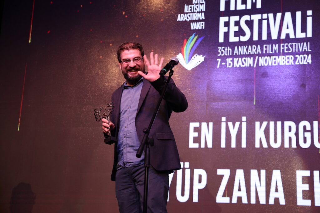 35. Ankara Film Festivali'nde ulusal yarışmaların kazananları belli oldu. Jüri başkanlığını Onur Saylak'ın yaptığı ve 12 kategoride ödüllerin dağıtıldığı Ulusal Uzun Film Yarışması'nda En İyi Film Ödülü, geçtiğimiz hafta kaybettiğimiz Ankara Film Festivali Başkanı İnci Demirkol'un anısına verildi. "Hemme'nin Öldüğü Günlerden Biri" adlı film En İyi Film seçilirken, yönetmeni Murat Fıratoğlu da En İyi Yönetmen Ödülü'nün sahibi oldu. Gecede ayrıca, Mahmut Tali Öngören En İyi İlk Film Ödülü, Doğuş Algün'ün yönettiği "Ölü Mevsim"e, Onat Kutlar En İyi Senaryo Ödülü de "Döngü" ile Erkan Tahhuşoğlu'na verildi. Festivalin Ulusal Belgesel Film Yarışması'nda En İyi Film Bahar Bektaş'ın yönettiği "Sürgün Asla Bitmez" filmine giderken, Ulusal Kısa Film Yarışması'nın en iyisi de Yakup Tekintangaç'ın yönettiği "Morî" oldu. - Uzun Film En Iyi Kurgu Odulu Hemme Eyyup Zana Ekinci