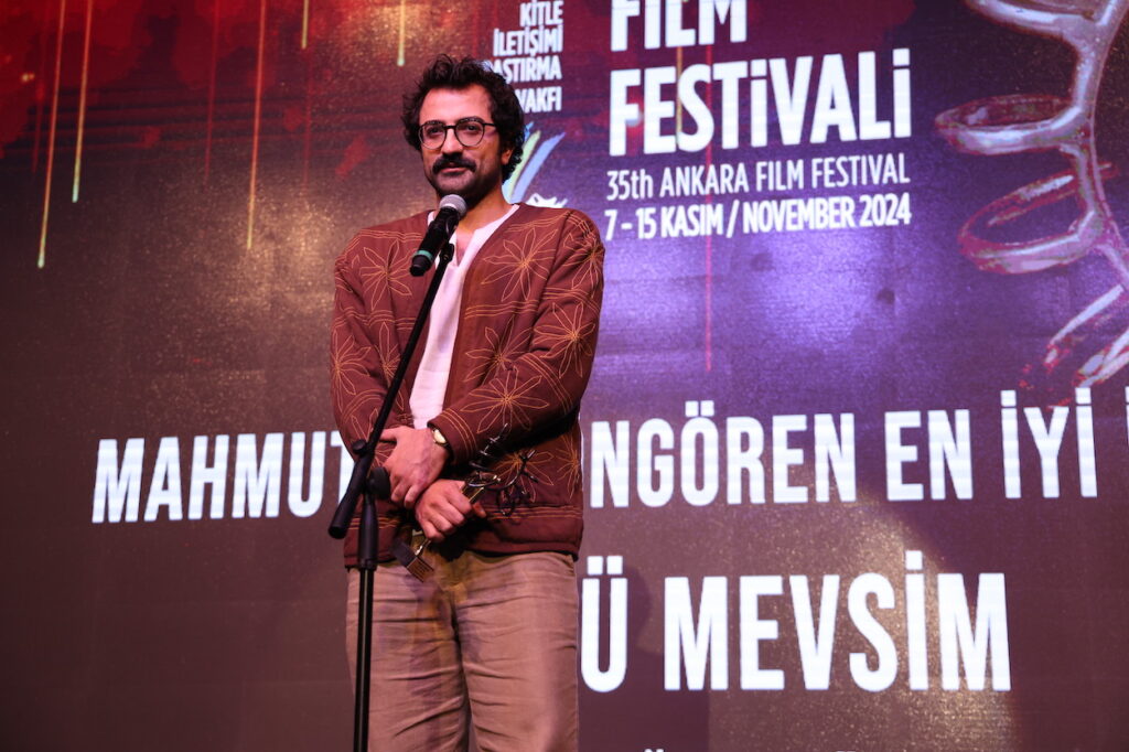 35. Ankara Film Festivali'nde ulusal yarışmaların kazananları belli oldu. Jüri başkanlığını Onur Saylak'ın yaptığı ve 12 kategoride ödüllerin dağıtıldığı Ulusal Uzun Film Yarışması'nda En İyi Film Ödülü, geçtiğimiz hafta kaybettiğimiz Ankara Film Festivali Başkanı İnci Demirkol'un anısına verildi. "Hemme'nin Öldüğü Günlerden Biri" adlı film En İyi Film seçilirken, yönetmeni Murat Fıratoğlu da En İyi Yönetmen Ödülü'nün sahibi oldu. Gecede ayrıca, Mahmut Tali Öngören En İyi İlk Film Ödülü, Doğuş Algün'ün yönettiği "Ölü Mevsim"e, Onat Kutlar En İyi Senaryo Ödülü de "Döngü" ile Erkan Tahhuşoğlu'na verildi. Festivalin Ulusal Belgesel Film Yarışması'nda En İyi Film Bahar Bektaş'ın yönettiği "Sürgün Asla Bitmez" filmine giderken, Ulusal Kısa Film Yarışması'nın en iyisi de Yakup Tekintangaç'ın yönettiği "Morî" oldu. - Uzun Film Ilk Film Odulu Olu Mevsim Dogus Algun