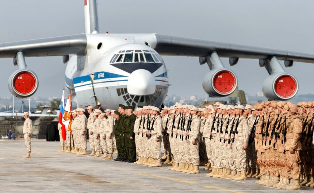 Suriye’de gelişmeler devam ediyor. Çok parçalı bir yapıya kavuşması beklenen Suriye’de Rusya’nın ne yapacağı da merak ediliyor. - Hmeymim rusya hava ussu Vladimir Putin in Khmeimim Air Base in Syria