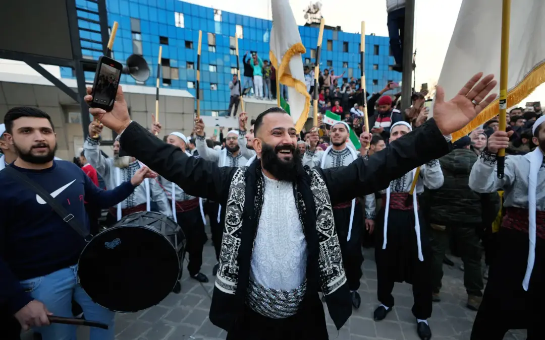 Suriye iç savaşının başından itibaren bölgedeki güç dengeleri, yalnızca yerel aktörler tarafından değil, aynı zamanda küresel ve bölgesel büyük güçler tarafından şekillendirilmiştir. Bugün gelinen noktada, Suriye’nin askeri yapısındaki köklü değişiklikler, yalnızca iç savaşın bir sonucu olmanın ötesinde, küresel güçlerin müdahaleleri ve stratejik hesaplarının bir yansıması olarak karşımıza çıkmaktadır. Şam yönetiminin, Suriye ordusunda yabancı savaşçılara verdiği yüksek rütbeler, bölgedeki güç mücadelelerinin yeni bir boyuta taşındığını gösteriyor. Ancak bu gelişmeler, Türkiye’nin de içinde bulunduğu geniş çaplı bir stratejik oyun içinde, özellikle Türkiye’nin ulusal güvenliği açısından önemli tehditler içermektedir. - syria damascus umayyad square celebrations suriye emeviyye meydani kutlamalar